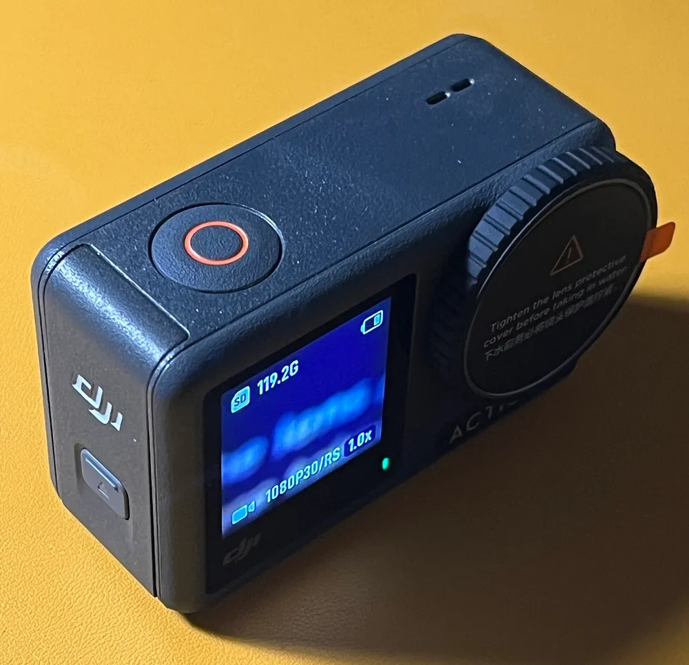 กล้อง DJI Osmo Action 5 Pro มุมมองด้านหน้าพร้อมหน้าจอ OLED
