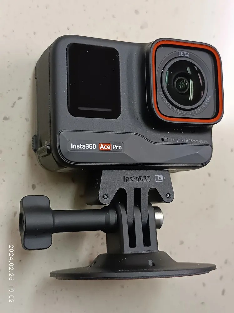 Insta360 Ace Pro 2 กล้อง action camera พร้อม flip screen สำหรับ vlogger