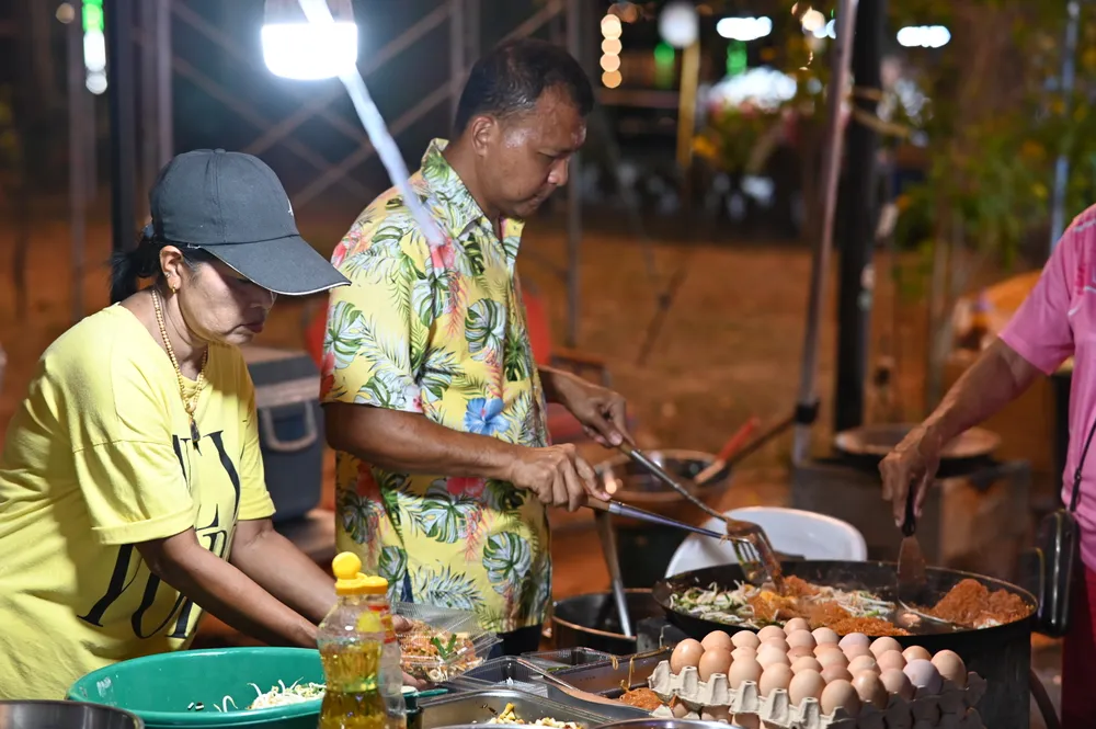 แผงอาหารริมถนนในตลาดกลางคืนเชียงใหม่