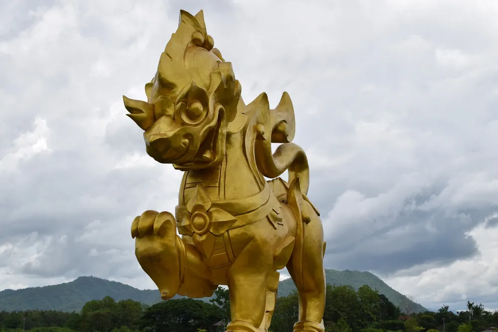 สิงห์ปาร์ค เชียงราย สัตว์ป่าและไร่ชา สัญลักษณ์สิงห์ทองคำตระหง่าน