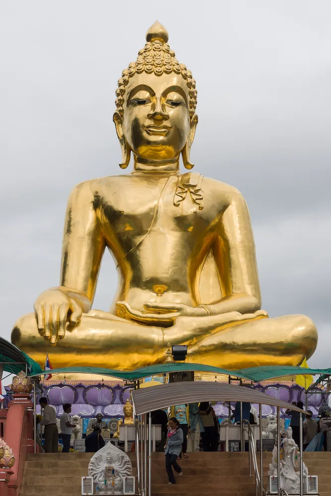 สามเหลี่ยมทองคำ พระพุทธรูปทองคำริมแม่น้ำโขง เชียงแสน เชียงราย