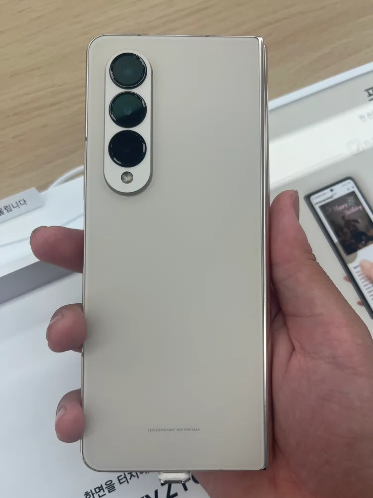 Samsung Galaxy Z Fold4 ด้านหลังแสดงกล้อง 3 ตัวที่ด้านซ้าย จอนอกพับปิดทางขวา