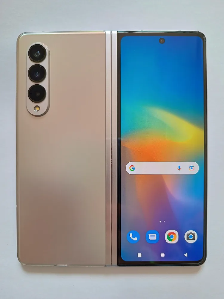 Samsung Galaxy Z Fold 3 เปิดออกเห็นจอด้านในขนาด 7.6 นิ้ว แบบ Book-fold สีทอง