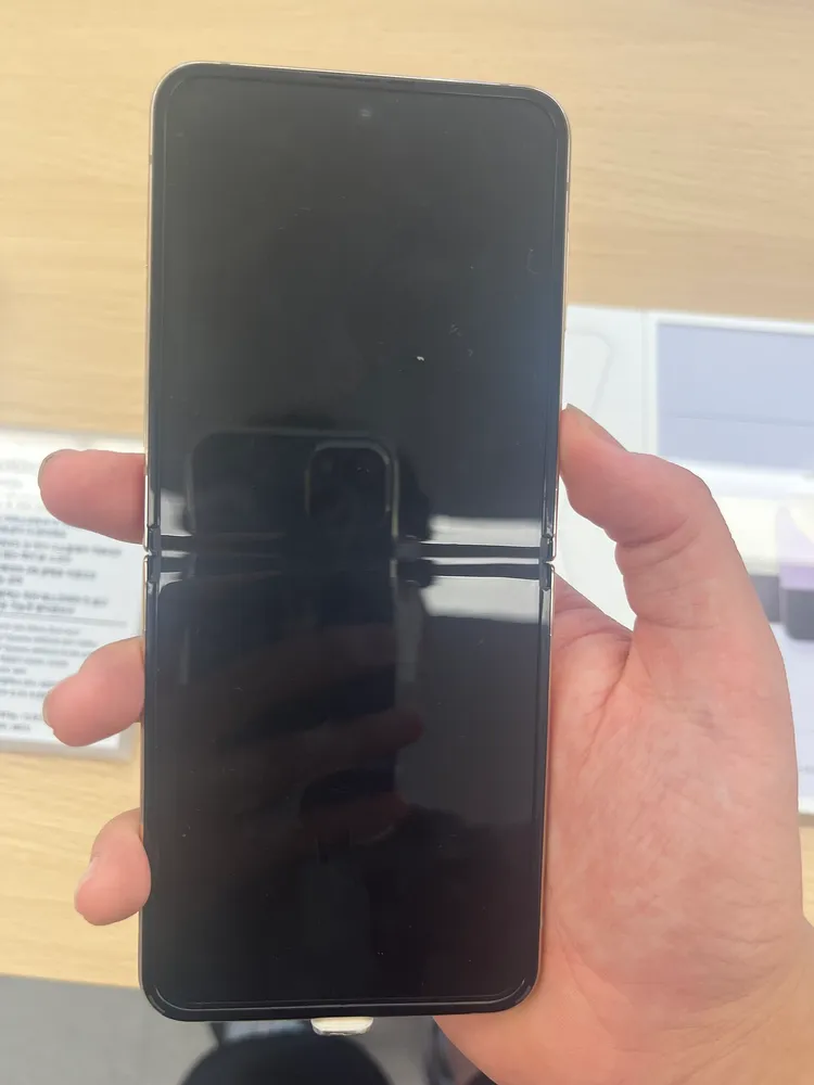 Samsung Galaxy Z Flip4 พับครึ่งแสดงให้เห็นบานพับกลางและจอนอก