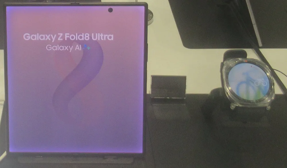 หน้าจอเครื่อง Galaxy Z Fold8 Ultra แสดงโลโก้ Galaxy AI ที่บูธเปิดตัว