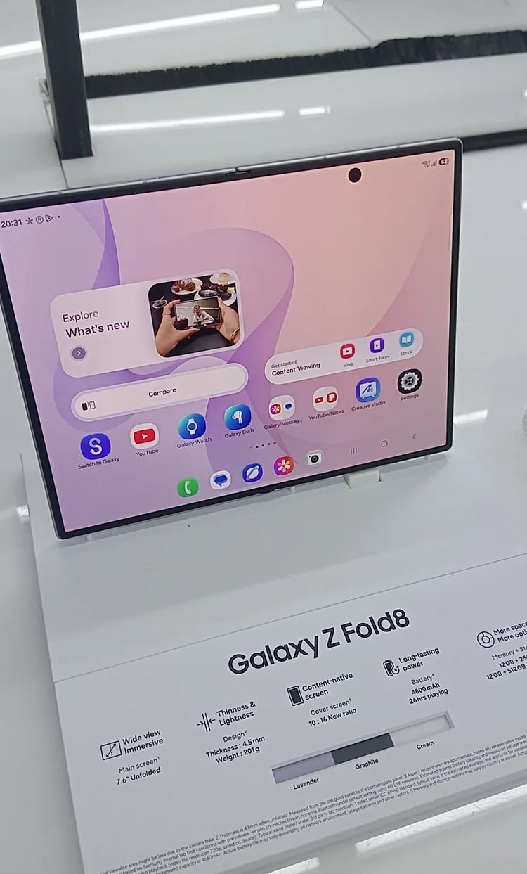 เครื่องโชว์ Galaxy Z Fold8 พร้อมป้ายสเปคจริง 7.6 นิ้ว 201 กรัม แบต 4,800mAh ที่หน้าร้าน