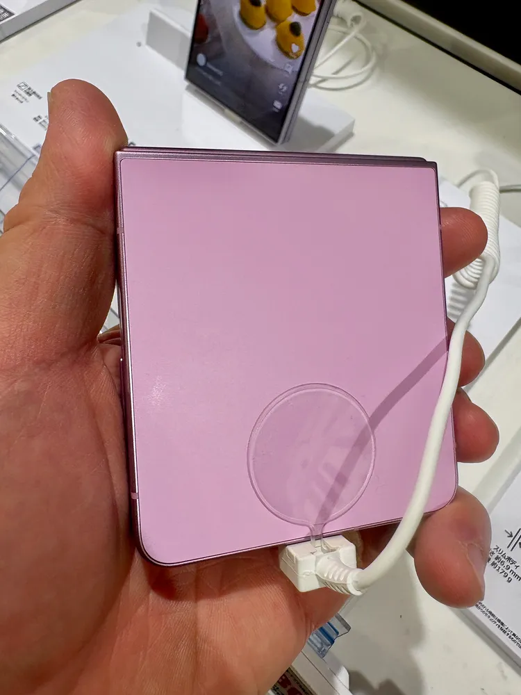 Samsung Galaxy Z Flip8 สีชมพูตอนพับปิด ถือในมือที่บูธเปิดตัว