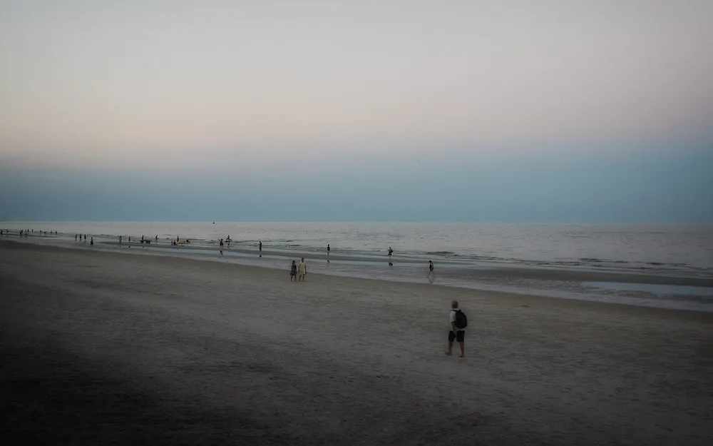 หาดหัวหินยามเย็น บรรยากาศสงบงามของชายทะเลอ่าวไทย