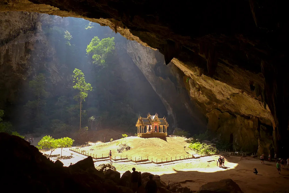 ถ้ำพระยานคร — แสงอาทิตย์สาดพลับพลากลางถ้ำ หนึ่งในภาพที่สวยที่สุดในไทย