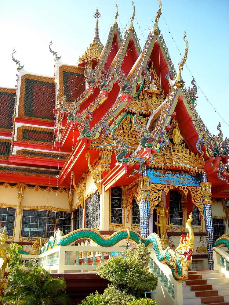 วัดสีทองอร่ามบนเกาะสมุย โบสถ์ประดับลวดลายไทย