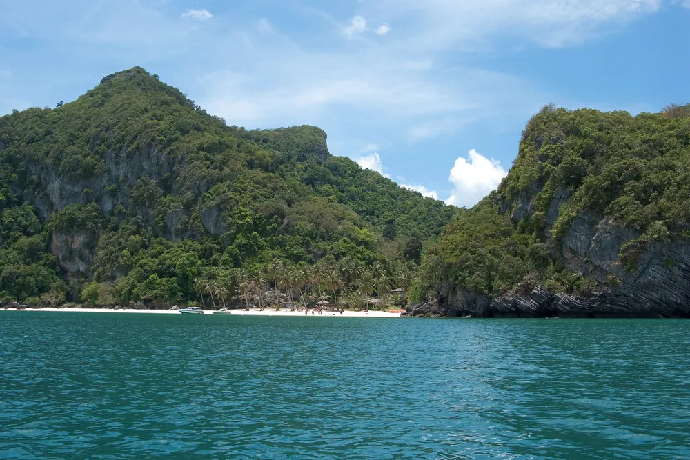 อุทยานแห่งชาติหมู่เกาะอ่างทอง เกาะหินปูนตั้งตระหง่านริมทะเลอ่าวไทย