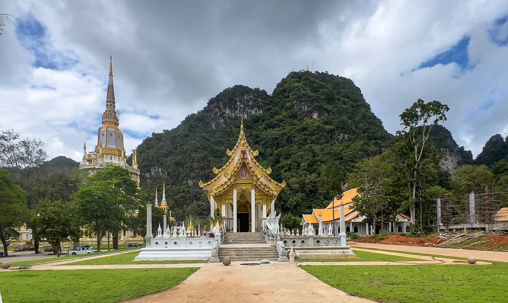วัดถ้ำเสือ กระบี่ ตั้งอยู่ท่ามกลางหินปูนยักษ์