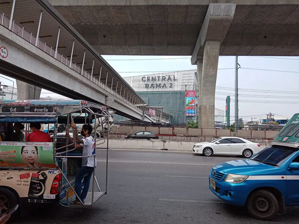 ถนนพระราม 2 ช่วงเซ็นทรัล พระราม 2 หนึ่งในจุดที่รถติดหนักที่สุดของถนนสายนี้