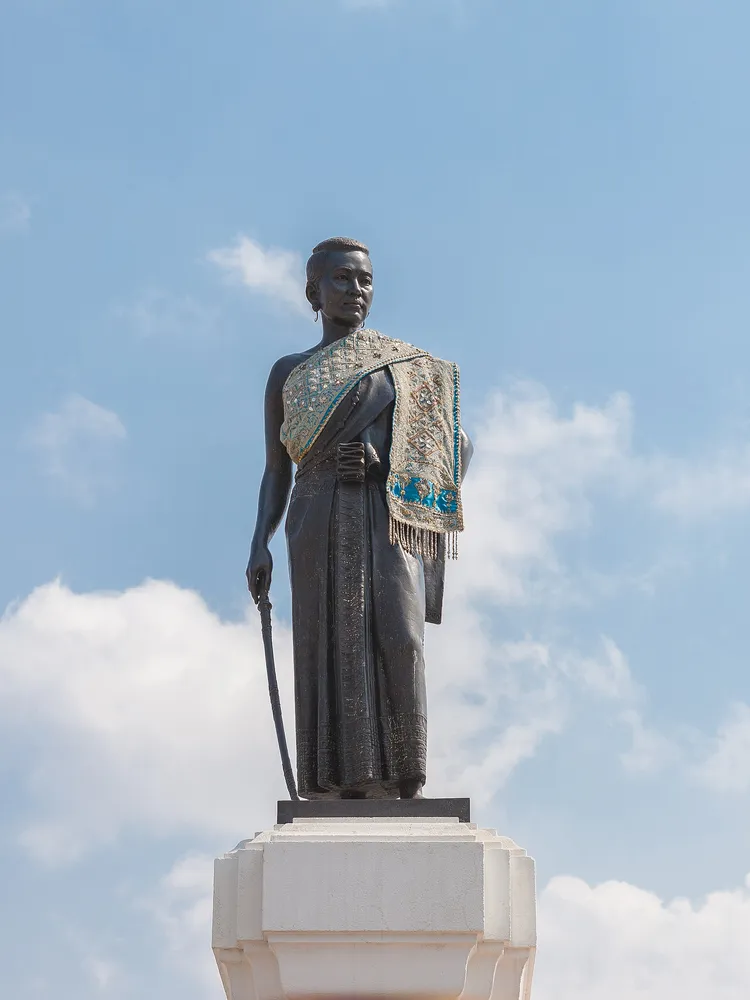 อนุสาวรีย์ท้าวสุรนารี (ย่าโม) สัญลักษณ์เมืองนครราชสิมา ปลายทางของมอเตอร์เวย์ M6 เต็มสาย