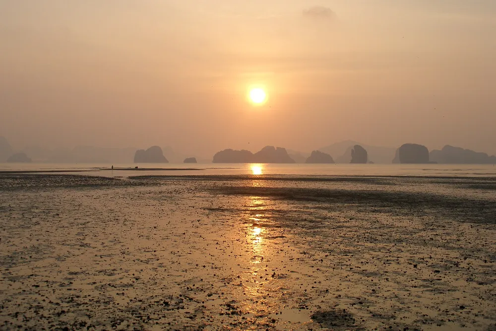 อ่าวพังงา — เกาะหินปูนลอยน้ำในยามเย็น