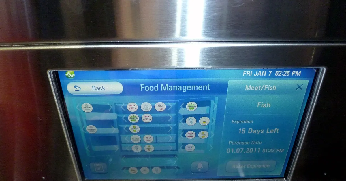 หน้าจอดิจิทัล Food Management บนตู้เย็น Smart — แสดงระบบจัดการอาหารและวันหมดอายุ