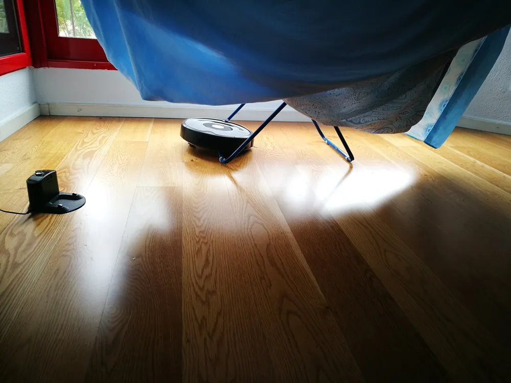 หุ่นยนต์ดูดฝุ่น Roomba ทำความสะอาดใต้เก้าอี้ พร้อม docking station ในบ้าน