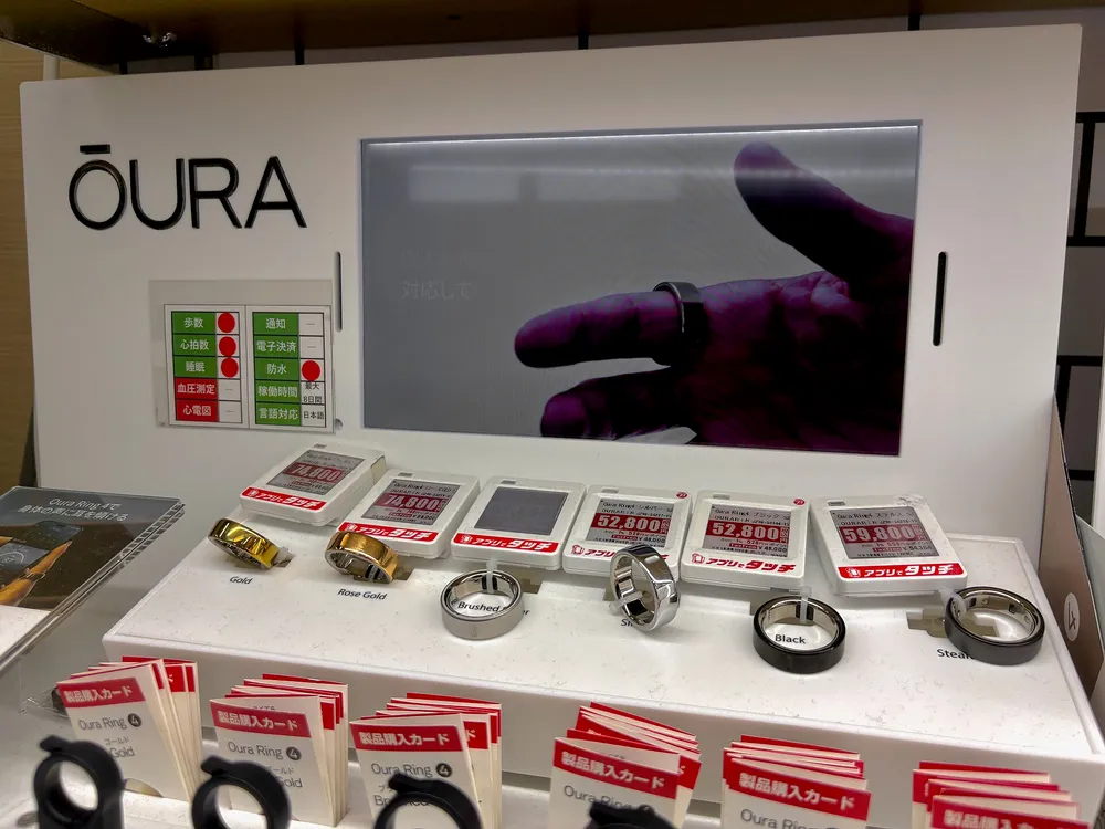 Oura Ring 4 หลายสีและหลายไซส์ จัดแสดงในร้านค้า — Gold, Rose Gold, Brushed Silver, Black, Stealth