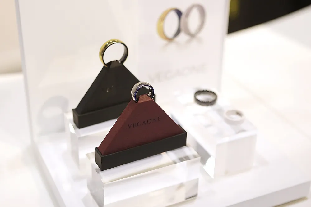 Smart Ring หลากรุ่นในงานแสดงสินค้า — ตลาด Smart Ring ปี 2026 มีตัวเลือกหลายแบรนด์ที่ไม่มีค่าสมาชิก
