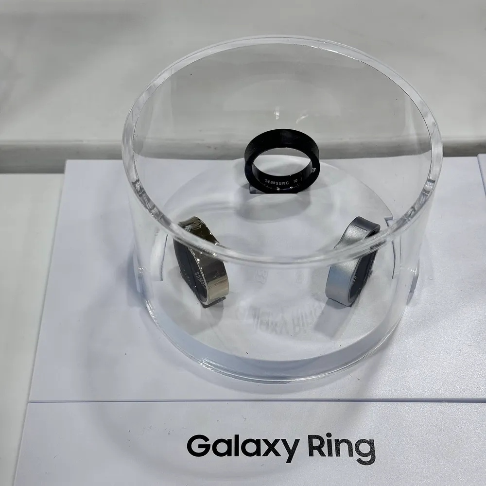 Samsung Galaxy Ring วางบน Charging Case — ซื้อได้ในไทยราคา ฿14,900