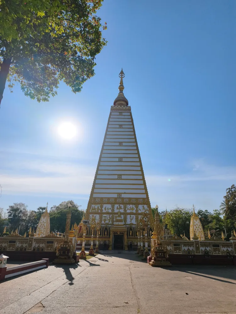 วัดพระธาตุหนองบัว อุบลราชธานี มหาสถูปสีขาวทรงอินเดีย สร้างปี พ.ศ. 2500