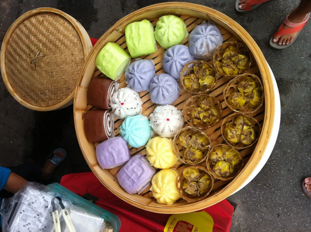 ขนมจีบเจและซาลาเปาสีสันสดใส ขายในตลาดเจภูเก็ต
