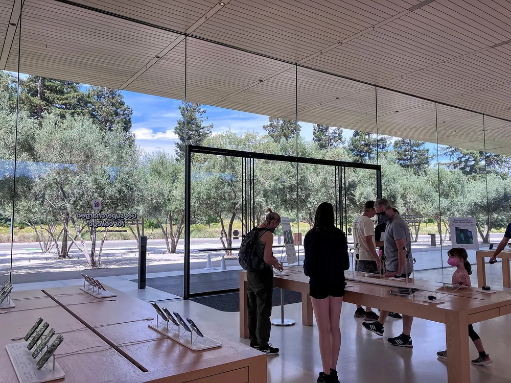 Apple Park วงแหวนอันเป็นสัญลักษณ์ของ Apple ในเมือง Cupertino รัฐแคลิฟอร์เนีย