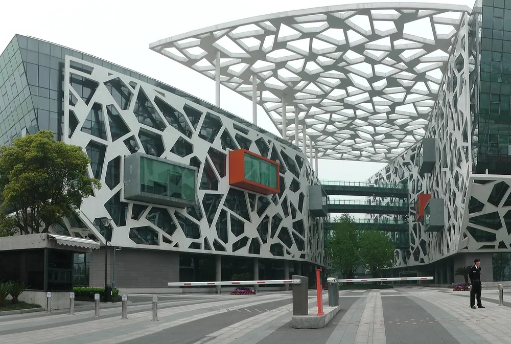 สำนักงานใหญ่ Alibaba Group ในเมืองหางโจว — หนึ่งในบริษัทที่ได้รับผลกระทบโดยตรงจากกฎหมายฉบับนี้
