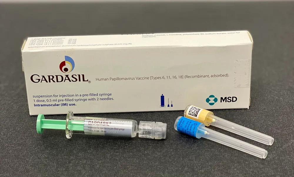 กล่องและกระบอกฉีดวัคซีน Gardasil HPV ชนิดบรรจุล่วงหน้า ครอบคลุม HPV 4 สายพันธุ์รวมถึงสายพันธุ์ 16 และ 18 ที่ก่อมะเร็งปากมดลูกกว่า 70%