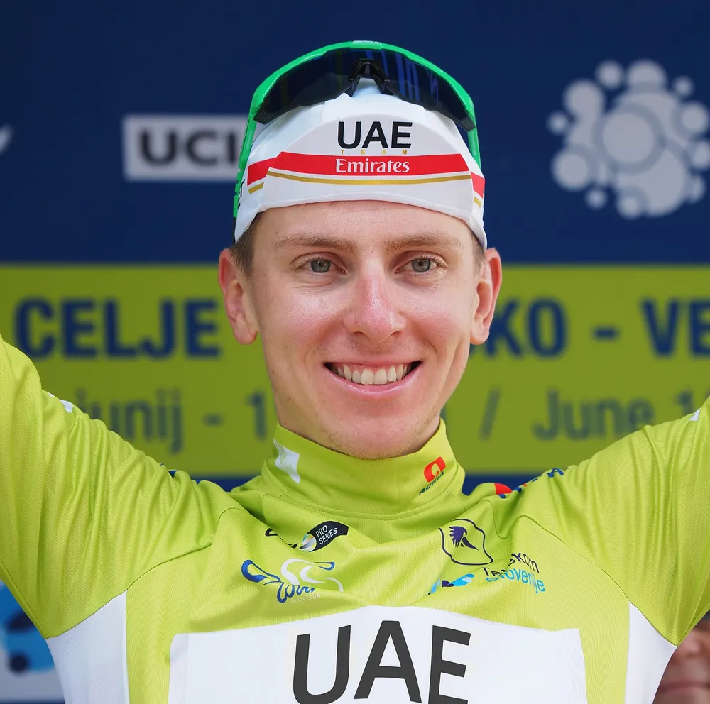 โปกาชาร์ฉลองชัยบนโพเดียมในฐานะแชมป์ ตูร์ เดอ สโลวีเนีย สวมชุด UAE Team Emirates