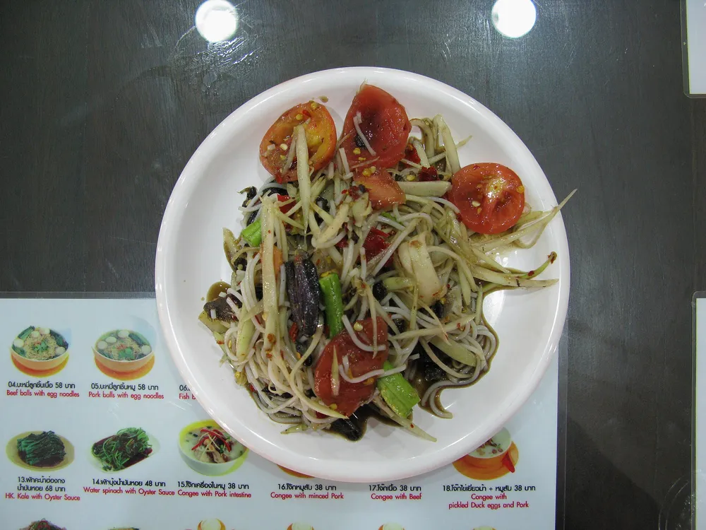 ส้มตำ เมนูยอดนิยมที่เป็นหน้าตาของอาหารไทยริมทาง