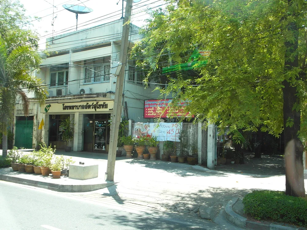 ร้านขายยาในย่านชุมชนของกรุงเทพฯ หนึ่งในหน่วยบริการใกล้บ้านของโครงการ