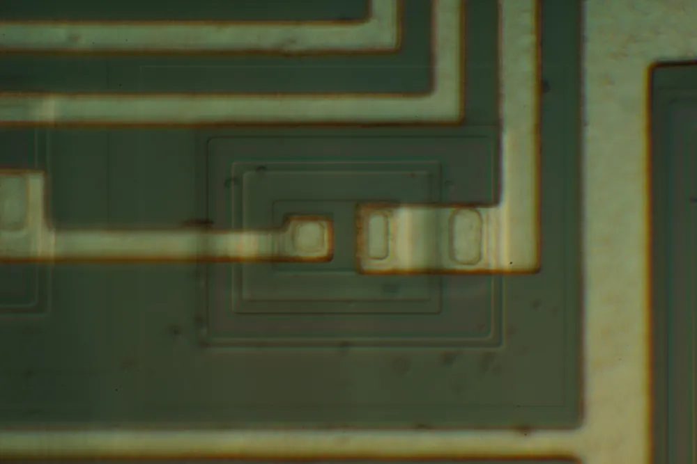 ภาพประกอบ: วงจรรวม (Integrated Circuit) ขนาดไมครอน — เทคโนโลยีชิปที่ไทยมุ่งดึงดูดให้มาผลิตในประเทศผ่านนโยบาย FastPass