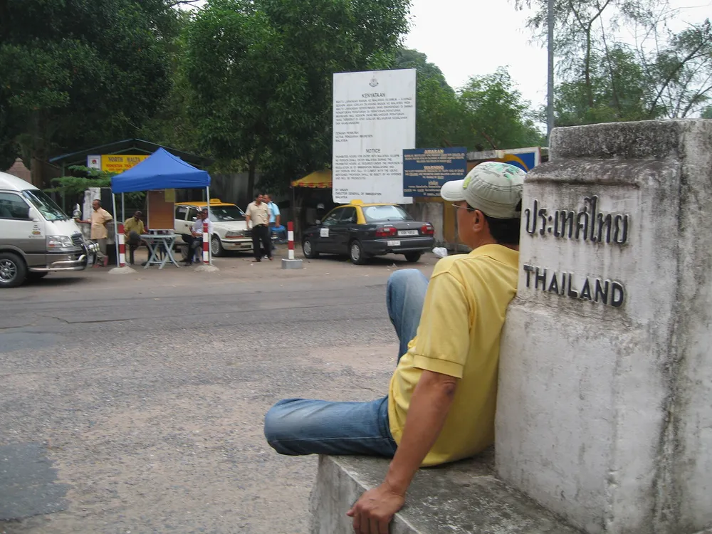 หินเขตแดน "ประเทศไทย / THAILAND" ณ ด่านบูกิต กายู ฮิตัม จุดแบ่งเขตไทย-มาเลเซีย — ภาพประกอบ: Wikimedia Commons (PD)