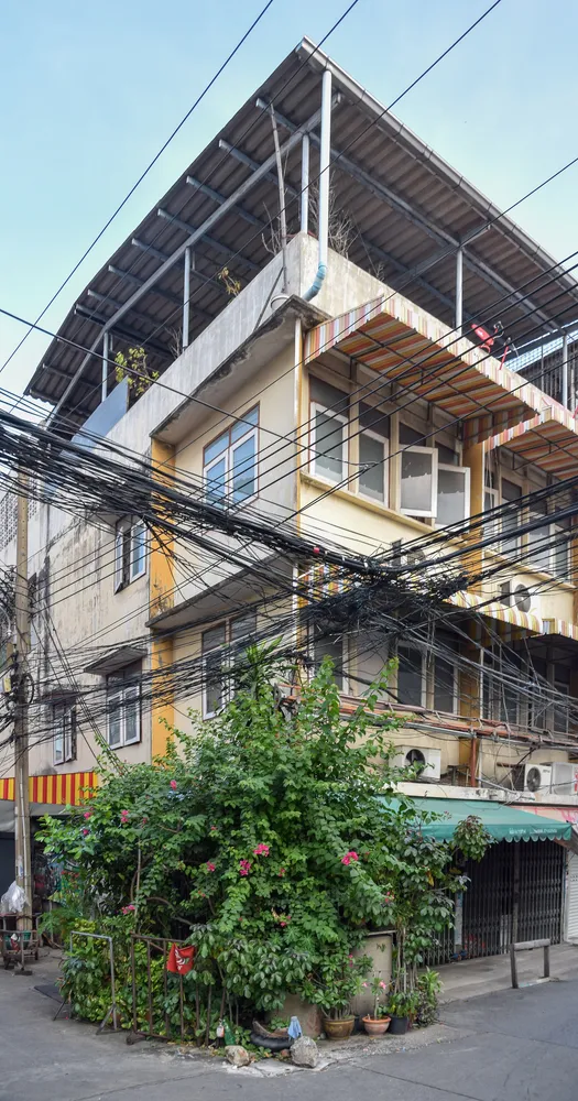 สายไฟฟ้าพาดผ่านอาคารพักอาศัยย่านเมืองเก่าในกรุงเทพฯ