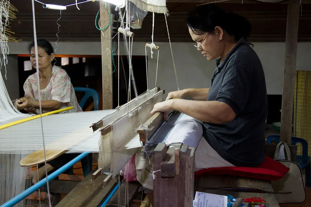 การทอผ้าไหมไทยด้วยกี่กระตุก ตัวอย่างสินค้า OTOP ประเภทผ้าและเครื่องแต่งกาย