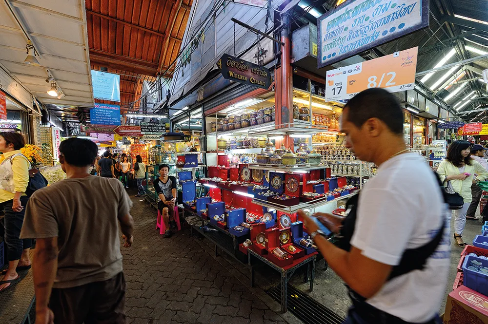 ภาพประกอบ: ตลาดสินค้าหัตถกรรมและของที่ระลึกไทย บรรยากาศการจับจ่ายสินค้าชุมชน