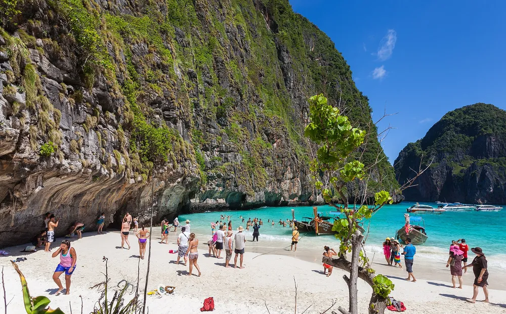ชายหาดและทะเลใสที่จังหวัดภูเก็ต หนึ่งในแหล่งท่องเที่ยวหลักของไทย