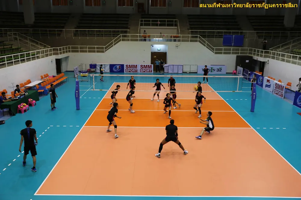 การแข่งขันวอลเลย์บอลที่โรงยิมเนเซียมในประเทศไทย